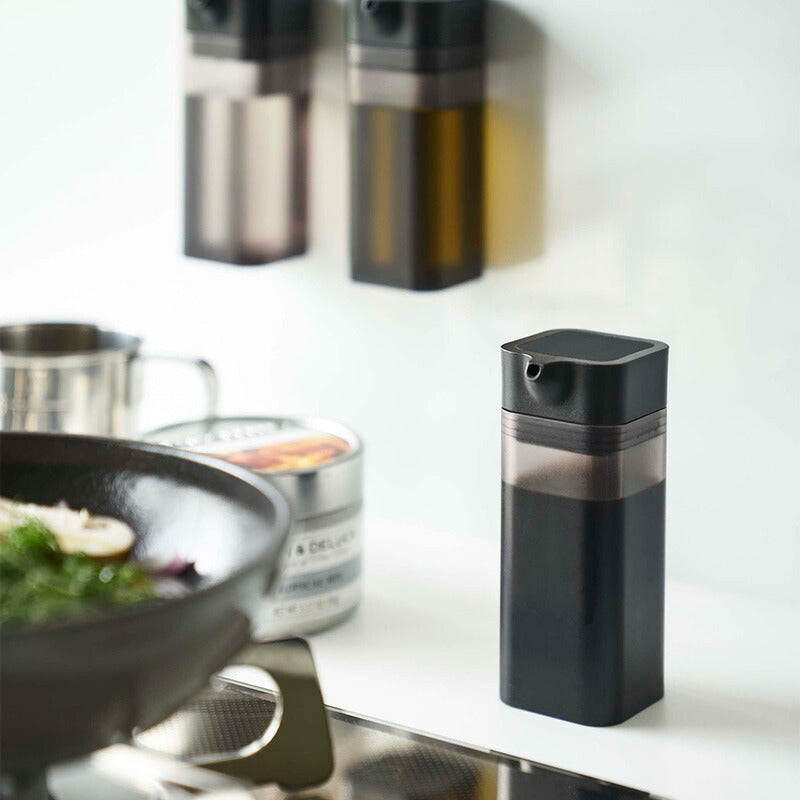 山崎実業 マグネットプッシュ式醤油差し タワー ブラック 4903208048163 【品番：04816】