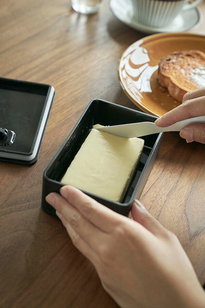 山崎実業 バルブ付き密閉バターケース タワー ブラック 4903208048224 【品番：04822】
