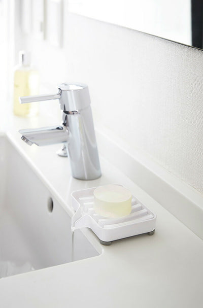 【メール便対応】山崎実業 水が流れるソープトレー ミスト ホワイト 4903208032490 【品番：03249】