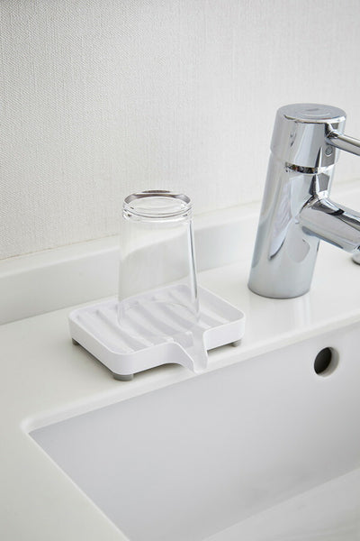 【メール便対応】山崎実業 水が流れるソープトレー ミスト ホワイト 4903208032490 【品番：03249】