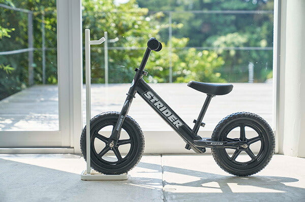 山崎実業 ペダルなし自転車&ヘルメットスタンド タワー ホワイト 4903208043403 【品番：04340】●