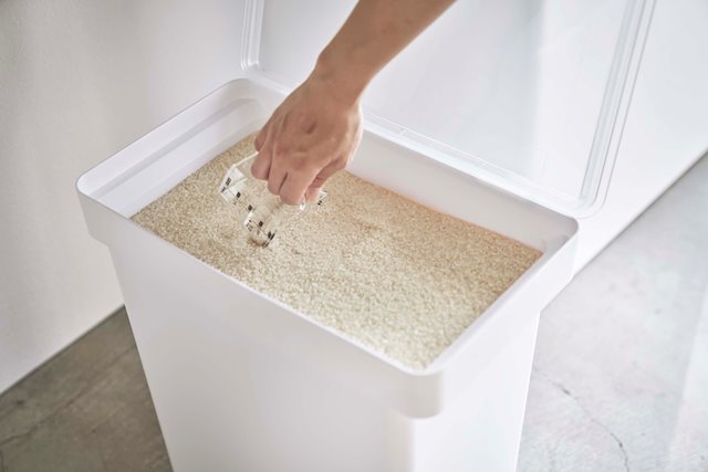 山崎実業　密閉米びつ タワー 20kg 計量カップ付　ホワイト　【品番：05425】