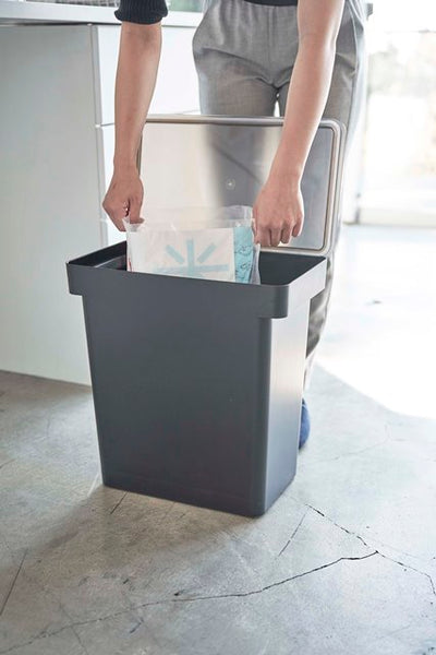 山崎実業　密閉米びつ タワー 20kg 計量カップ付　ブラック　【品番：05426】