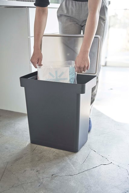 山崎実業　密閉米びつ タワー 20kg 計量カップ付　ブラック　【品番：05426】
