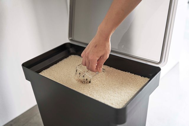 山崎実業　密閉米びつ タワー 20kg 計量カップ付　ブラック　【品番：05426】