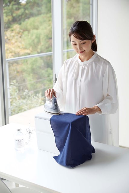 山崎実業　アイロン掛けできる蓋付きアイロン収納ケース アルミ　ホワイト　【品番：05460】