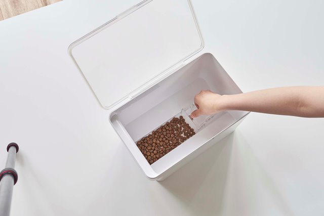 山崎実業　密閉ペットフードストッカー タワー 3.5kg 計量カップ付　ホワイト　【品番：05611】