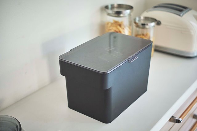 山崎実業　密閉ペットフードストッカー タワー 3.5kg 計量カップ付　ブラック　【品番：05612】