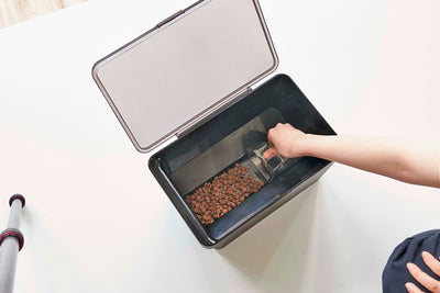 山崎実業　密閉ペットフードストッカー タワー 3.5kg 計量カップ付　ブラック　【品番：05612】
