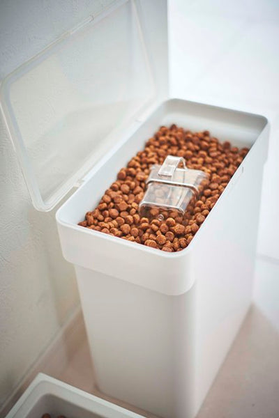 山崎実業　密閉袋ごとペットフードストッカー タワー 3kg 計量カップ付　ホワイト　【品番：05613】