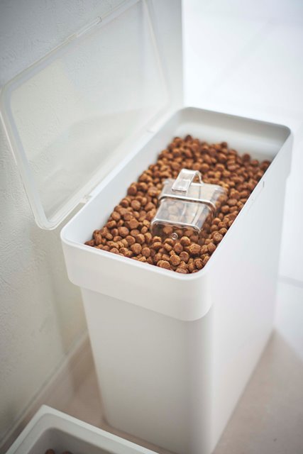 山崎実業　密閉袋ごとペットフードストッカー タワー 3kg 計量カップ付　ホワイト　【品番：05613】