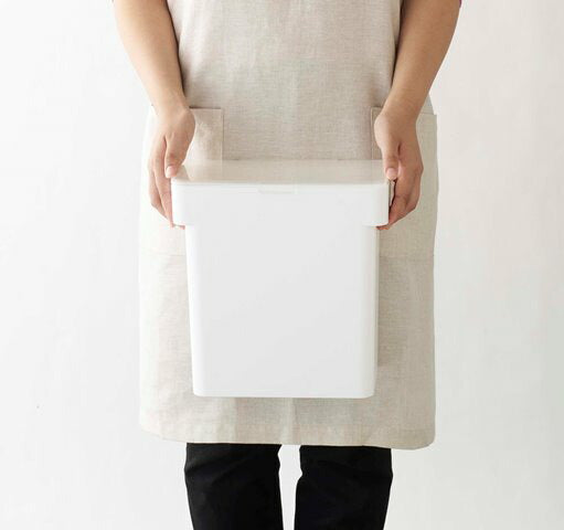 山崎実業　密閉袋ごとペットフードストッカー タワー 3kg 計量カップ付　ホワイト　【品番：05613】