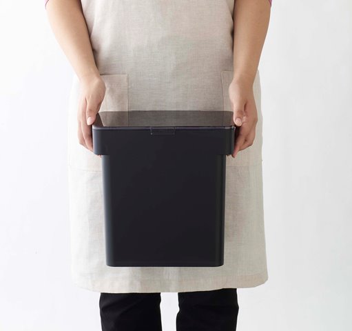 山崎実業　密閉袋ごとペットフードストッカー タワー 3kg 計量カップ付　ブラック　【品番：05614】