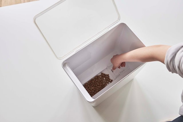 山崎実業　密閉ペットフードストッカー タワー 6.5kg 計量カップ付　ホワイト　【品番：05615】