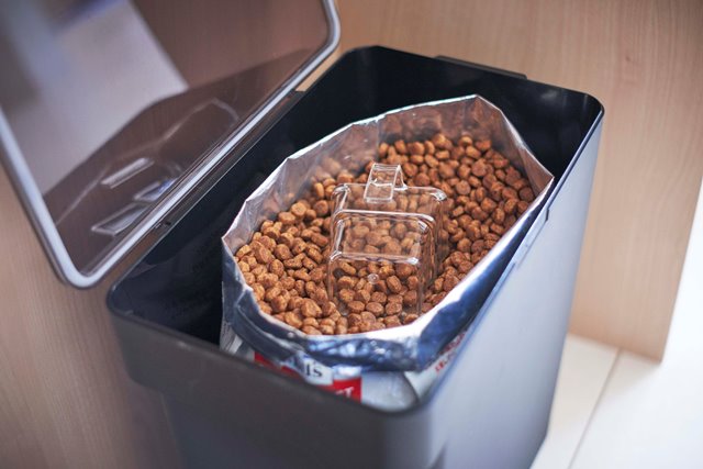 山崎実業　密閉ペットフードストッカー タワー 6.5kg 計量カップ付　ブラック　【品番：05616】