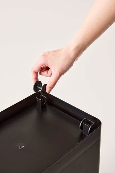 山崎実業　密閉ペットフードストッカー タワー 12kg 計量カップ付　ブラック　【品番：05618】