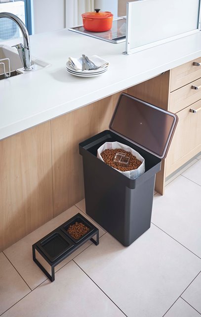 山崎実業　密閉ペットフードストッカー タワー 12kg 計量カップ付　ブラック　【品番：05618】