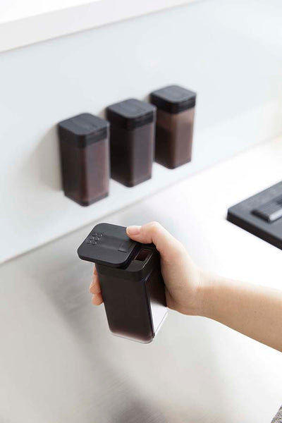 山崎実業　マグネットスパイスボトル タワー L　ブラック　【品番：05828】